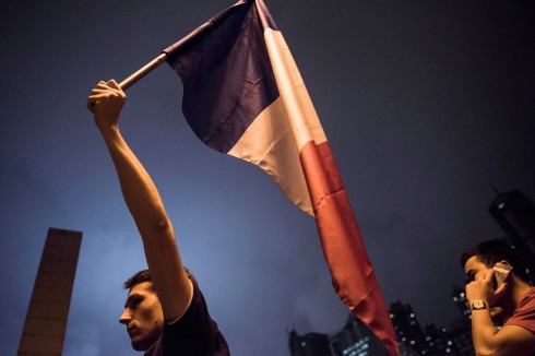 "Chúng ta không bao giờ đầu hàng trước thế lực khủng bố", lá cờ Pháp vẫn giương cao cũng như người Pháp sẽ không bao giờ khuất phục