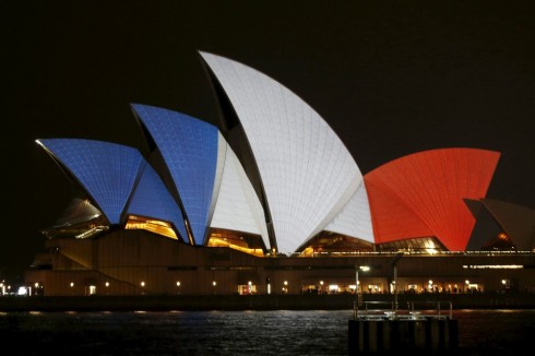 Người Úc gửi thông điệp chia buồn với nước Pháp bằng cách thắp sáng biểu tượng của nước mình, nhà hát Sydney với 3 màu của lá cờ Pháp