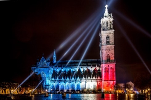 Nhà thờ của St. Khatarina và St.Mauritus ở thành phố Magdeburg, Đức cũng được thắp sáng rực rỡ bởi màu cờ Pháp
