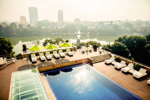 Bể bơi tầng thượng khách sạn với tầm nhìn tuyệt đẹp hướng ra Hồ Gươm lung linh.