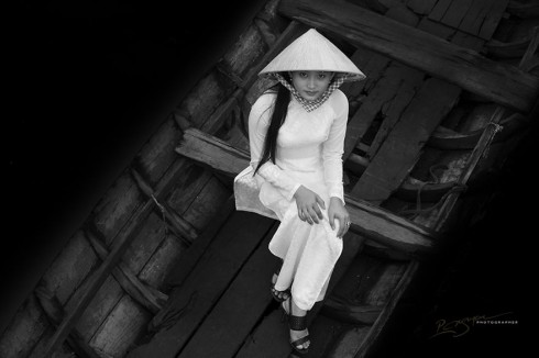 High School Girl in Mekong Taxi (Nữ sinh trung học trên con thuyền Mekong)
