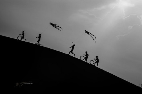 Champa Kids on The Dunes (Những đứa trẻ Champa trên cồn cát)