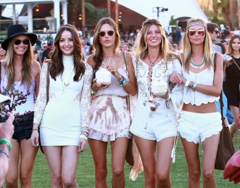 Người mẫu Alessandra Ambrosio bên bạn bè diện boho style tại lễ hội âm nhạc Coachella 2015. 