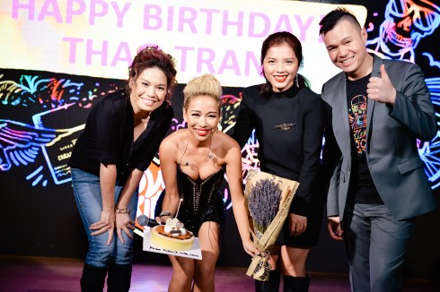 Không chỉ dừng lại ở đó, khi biết sinh nhật Thảo Trang trùng ngày với sự kiện ra mắt, nhãn hàng đã bất ngờ chúc mừng sinh nhật của cô ngay sau phần trình diễn của Thảo Trang trên sân khấu.   
