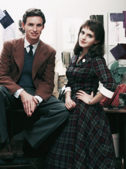 Eddie và Emma trên trường quay. Bảng màu quần áo cho nhân vật của họ trầm hơn so với bảng màu của Michelle.
