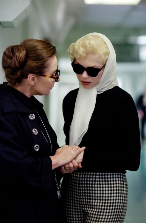 Kính râm, khăn chiffon là hai phụ kiện đặc trưng của Marilyn.