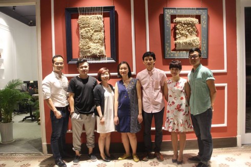 Nghệ sĩ thị giác Nguyễn Thùy Trang (giữa) chụp ảnh cùng Chủ tịch Toong Coworking Space - Dương Đỗ (ngoài cùng bên trái) và các thành viên trong ban tổ chức nhân buổi khai mạc triễn lãm "Làm Tổ".