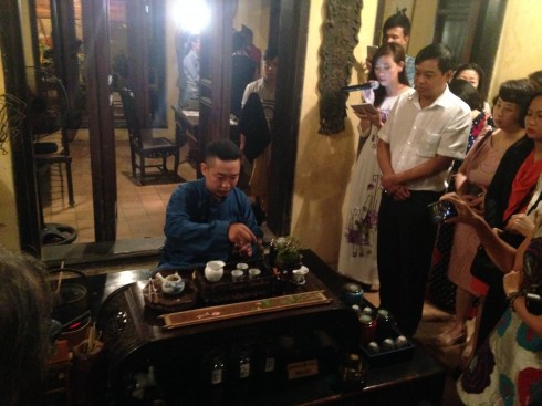 Nghệ nhân trà Cao Sơn giới thiệu tới du khách nghệ thuật thưởng trà Việt. 