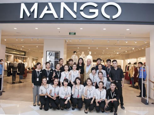 Ngài Isak Andic cùng đội ngũ nhân viên cửa hàng Mango Mega Store Royal City