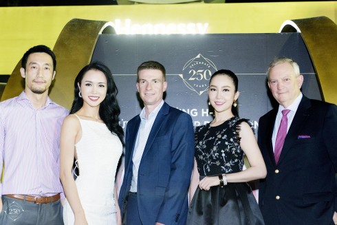 Ngài Leo Wan – giám đốc marketing công ty Moët Hennessy Vietnam, Top 5 hoa hậu Việt Nam Vũ Ngọc Anh, ngài David Ridley –  giám đốc điều hành công ty ty Moët Hennessy Vietnam, diễn viên múa Linh Nga và ngài Jean Michel Cochet – đại sứ  thương hiệu toàn cầu của thương hiệu Hennessy.