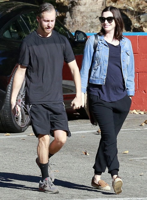 Anne Hathaway cùng Adam Shulman sau khi dùng bữa sáng tại Los Angeles. Có thể thấy được Anne đang rất hạnh phúc với thiên chức làm mẹ.