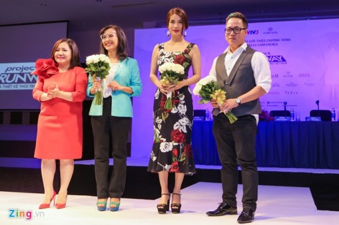 Bà Quỳnh Trang và dàn giám khảo chương trình ra mắt báo giới trên sân khấu sự kiện. Do bận việc riêng nên NTK Công Trí vắng mặt ở họp báo. 