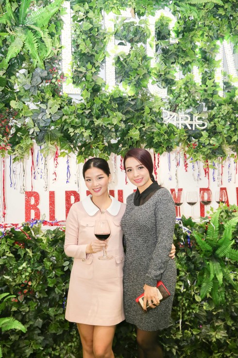 Nhà thiết kế Phiêu Linh vui mừng chào đón vị khách mời đặc biệt và cũng là người chị thân thiết của cô - Cựu người mẫu Thúy Hằng. 