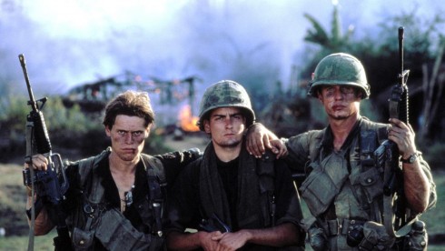 Charlie Sheen (giữa) trong bộ phim đầu tay của anh mang tên Platoon vào năm 1988