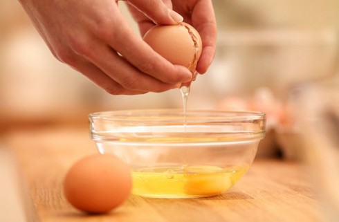 Trứng gà, mật ong và sữa là những thực phẩm rất tốt cho việc tăng kích cỡ vòng một tự nhiên