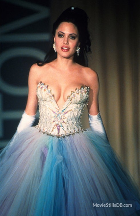 “Nữ hoàng sàn catwalk” trong thiết kế đầm dạ hội mang cảm hứng trời xanh, với phần thân áo được đính đá quý lấp lánh, kiêu sa, xẻ ngực sâu khoe trọn khuôn ngực đầy sức sống. 