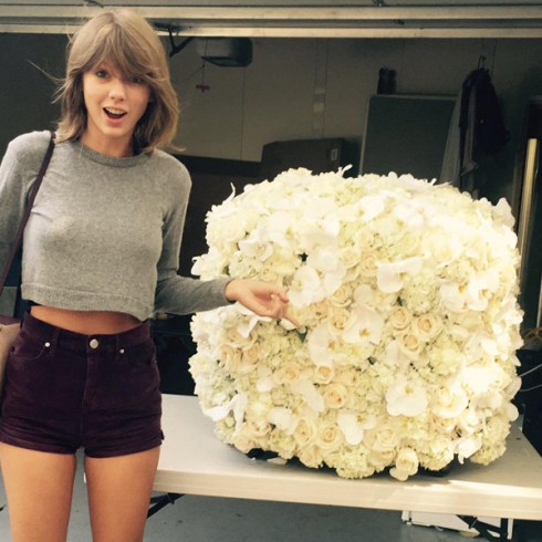 Bức ảnh được đăng tải trên Instagram khi Taylor Swift nhận được bó hoa khổng lồ từ đàn anh Kayne West. Taylor Swift đã nhận về 2.6 triệu lượt like cho bức ảnh này.