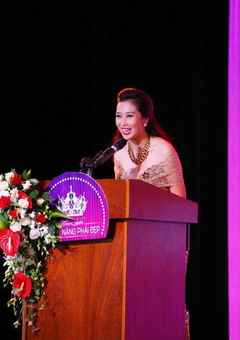 Á hậu Quý bà Thế giới Thu Hương - Trưởng Ban tổ chức chương trình phát biểu tại đêm Vinh danh