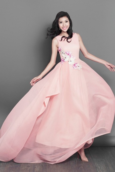 Một Thúy Vân dịu dàng như một nàng công chúa trong chiếc váy màu hồng nhẹ có cảm hứng từ hoa anh đào