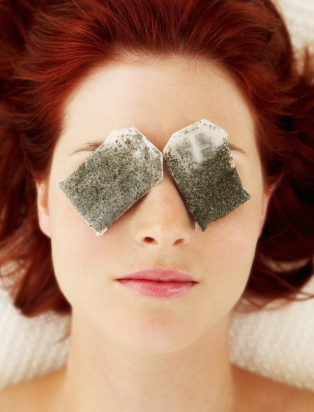 Sử dụng trà túi lọc đắp mắt là một trong những mẹo trị quầng thâm mắt phổ biến và hiệu quả nhất