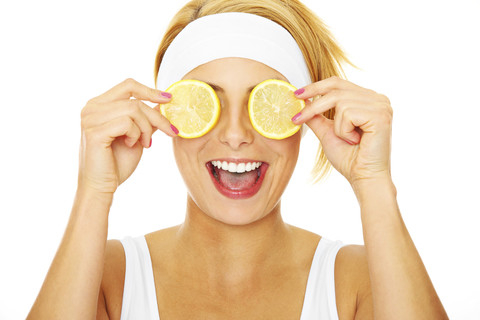 Vitamin C rất tốt trong việc điều trị quầng thâm và bọng mắt. Ch