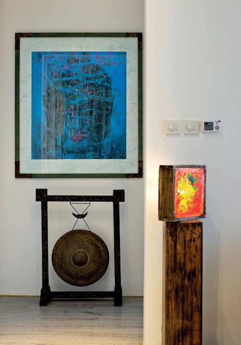 Việc phối hợp trưng bày đa chất liệu các nghệ phẩm cho ngôi nhà là một đầu tư lớn về công sức và gu thẩm mỹ (tác phẩm: “Màu Xanh Yên Tĩnh” của họa sĩ Hà Mạnh Thắng, 2005 và hộp đèn của họa sĩ Đỗ Tuấn Anh).