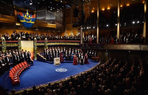 Trước buổi yến tiệc là lễ trao tặng huân chương Nobel. 10 nhà nghiên cứu và học giả đã được xướng tên trong buỗi lễ danh dự này  
