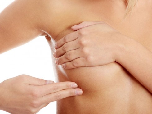 Bấm huyệt cũng là một phương pháp hỗ trợ bước massage ngực đạt hiệu quả tốt hơn