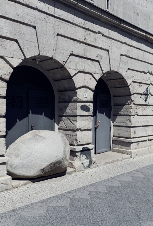 Khối đá khổng lồ nằm ngẫu nhiên ở bậc cửa và những bức vẽ ngẫu hứng trên tường đề cao tinh thần vị nghệ thuật.