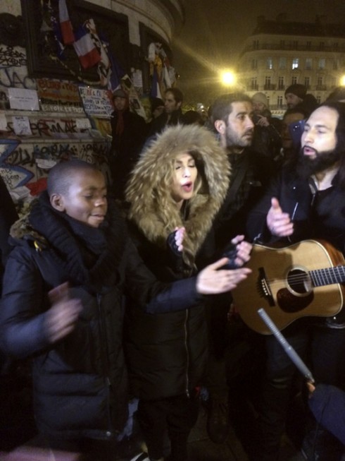 Ca sĩ Madonna cùng con trai út David song ca trong cái lạnh buốt giá trên đường phố Paris
