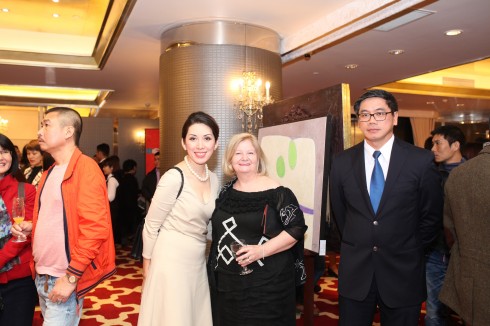 Marian Devin - Phu nhân Đại sứ Canada tại Việt Nam chụp ảnh lưu niệm cùng Đại sứ Singapore tại Việt Nam.