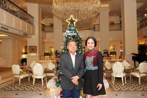 Á hậu Ngọc Oanh chụp ảnh lưu niệm cùng Ngài Toh-Hok-Ghim Nguyên đại sứ Singapore tại Việt Nam.