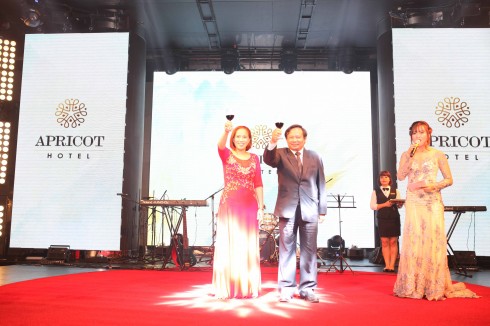 Ông Nguyễn Văn Tuấn và bà Nguyễn Phương Nam nâng ly mừng sự kiện khai trương khách sạn