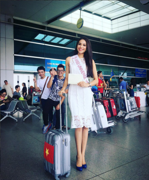 Phạm Hương tại sân bay trước khi lên đường dự thi HHHV Thế Giới 2015