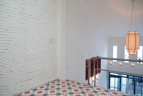 Tường thô. Giữ nguyên bức tường gạch thô nhưng chủ nhân đã chọn phủ sơn trắng để nới rộng diện tích về mặt thị giác và mang lại cảm giác hiện đại cho ngôi nhà.