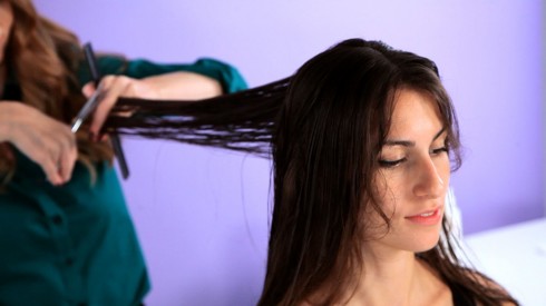 Thường xuyên cắt tỉa tóc sẽ giúp mái tóc khỏe mạnh hơn, tránh bị chẻ ngọn gây khô rối tóc