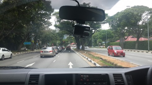 Đường phố xanh sạch của Singapore nhìn từ cửa kính xe hơi