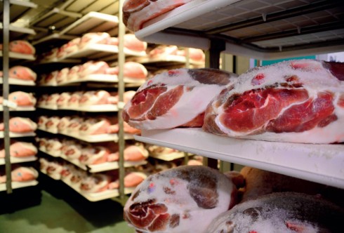 Từng đùi heo muối khi nhập xưởng, phải qua công đoạn kiểm tra gồm 16 bước khắt khe về độ dày của da, của mỡ, cách cắt thịt… trước khi được đóng dấu xác nhận là đặc sản của Parma.