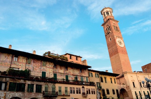 Bảo tháp Torre dei Lamberti ở quảng trường Piazza delle Erbe là công trình nổi trội ở Verona bởi chiều cao và kiến trúc khác lạ, đỉnh tháp cũng là nơi lý tưởng để chiêm ngưỡng toàn cảnh cổ thành Verona.