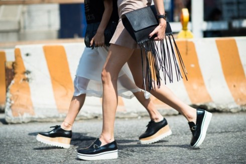 Nếu không thích quá nhiều tua rua cầu kì thì túi clutch tua rua hoặc một phụ kiện nhỏ tua rua cũng có thể thay thế.