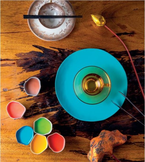 Bộ tách trà và 2 đĩa vintage theo phong cách Art Deco 730.000 VNĐ; Hoa sen sơn son thiếp vàng 60.000 VNĐ; Bộ bốn đĩa và cốc thủy tinh Vintage màu vàng hổ phách 1.440.000VNĐ/bộ ANTIQUE STREET Đĩa gốm xanh Chiangmai 420.000 VNĐ  SADEC DISTRICT Món ăn: Sữa chua (Ổi, Chanh dây, Trà xanh, Nho, Curacao Syrup, Dâu, Trắng) 45.000 VNĐ/chén  SI RESTAURANT (7A Ngô Văn Năm, Quận 1, TP. Hồ Chí Minh)