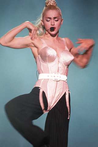 Những bộ trang phục trình diễn gợi cảm nhất của Madonna