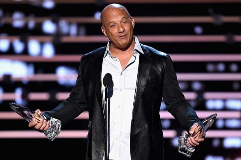 Vin Diesel cất lên bài hát See You Again để tượng niệm Paul Walker, người bạn diễn quá cố của mình 