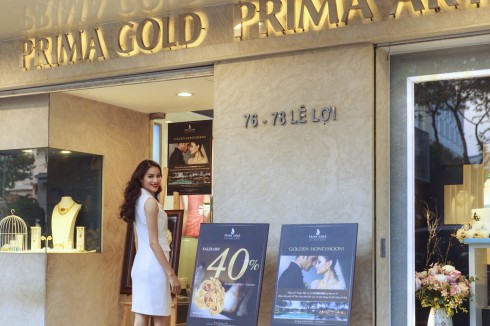 Phạm Hương đến thăm showroom của Prima Gold tại quận 1