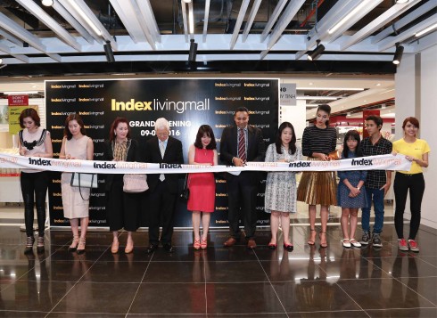 Ông Pisit Patamasatayasonthi, CEO của tập đoàn Index Inter Furn (thứ 4 từ trái sang); Bà Nguyễn Thu Hà, Chủ tịch VinDS (thứ 5 từ trái sang) và Ông Munish Rish, CEO của VinDS (thứ 6 từ trái sang) cùng các nghệ sĩ tham dự Lễ cắt băng khánh thành Index Living Mall Thảo Điền