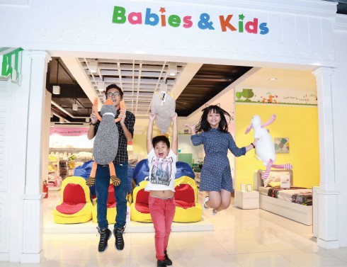 Bộ ba Vinh Trần – Trọng Khang – Thanh Mỹ tạo dáng trước khu vực dành cho trẻ em “Babies & Kids” tại Index Living Mall Thảo Điền. 
