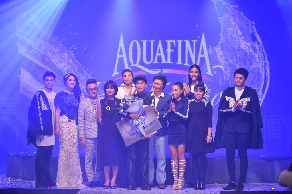 Ban Giám khảo và các người mẫu tham gia trình diễn chúc mừng Quán quân Aquafina Pure Fashion 2015