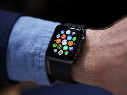 Mẫu đồng hồ Apple Watch đời đầu được đưa vào thị trường từ tháng 3/2015.