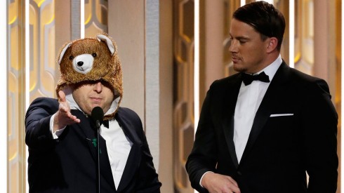 NBC's "73rd Annual Golden Globe Awards" - Show Cặp đội 21 Jump Street, Channing Tatum và Jonah Hill tái hợp trên sân khấu trong buổi lễ Quả Cầu Vàng nhằm xướng tên Nữ diễn viên xuất sắc nhất. Lần này, Jonah Hill không còn là anh mà là chú gấu nổi tiếng trong The Renevant. Trong bài phát biểu, "chú gấu" còn hài hước bày tỏ sự tủi thân và trách Leonardo Dicaprio đã giành hết mọi sự chú ý: "Các anh trao mọi thứ cho nam diễn viên chính, còn diễn viên phụ (là tôi) thì chỉ làm nền mà thôi." Màn kịch này có lẽ được truyền cảm hứng từ những bức ảnh chế đang làm mưa làm gió trong cộng đồng mạng vừa qua,  cho rằng chú gấu cũng xứng đáng được nhận một giải thưởng vì diễn xuất nhập tâm của mình.