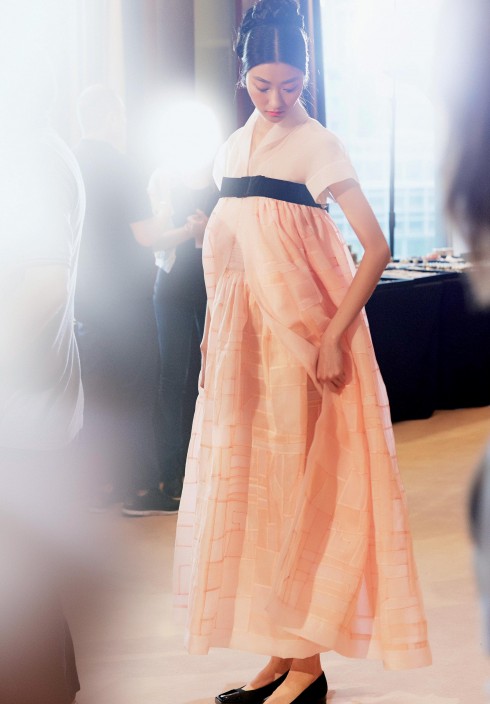 Chiếc váy dạ hội được lấy cảm hứng từ kiểu áo Hanbok truyền thống của Hàn Quốc